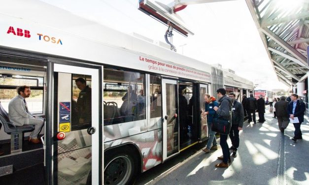 Recarga elétrica no ponto de parada