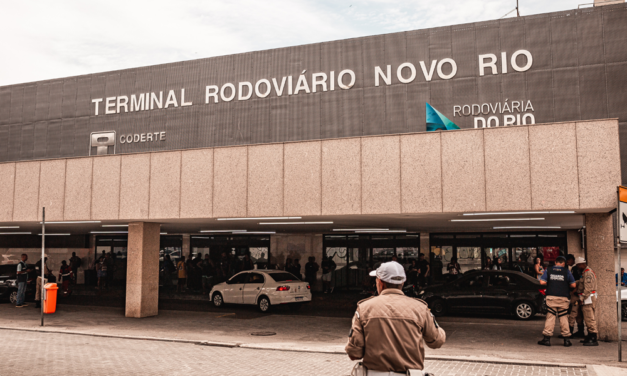 No carnaval carioca, os foliões chegam de ônibus