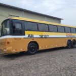Um ônibus três eixos antigo com cara de novo
