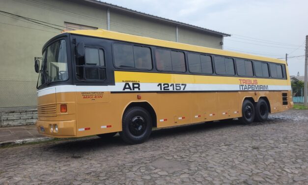 Um ônibus três eixos antigo com cara de novo