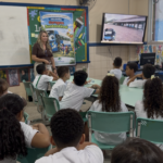 A garagem de ônibus dentro da escola