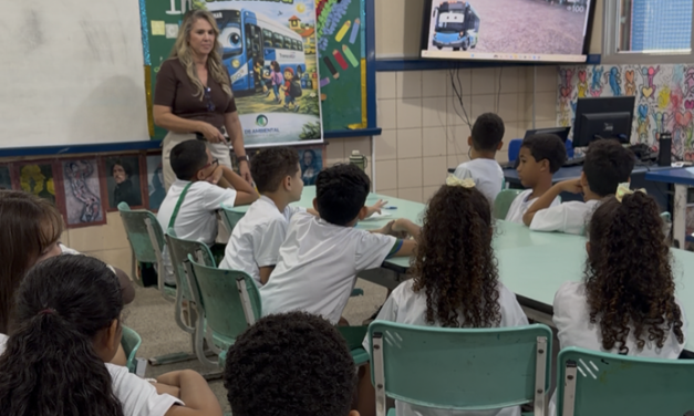 A garagem de ônibus dentro da escola