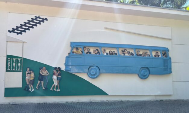 O ônibus em forma de escultura