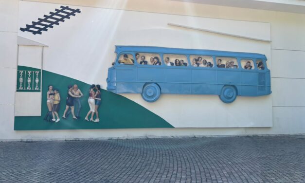 O ônibus em forma de escultura